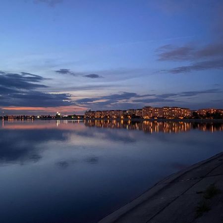 Horizon View Villa - Lakefront Terrace Suite Bukares Bagian luar foto