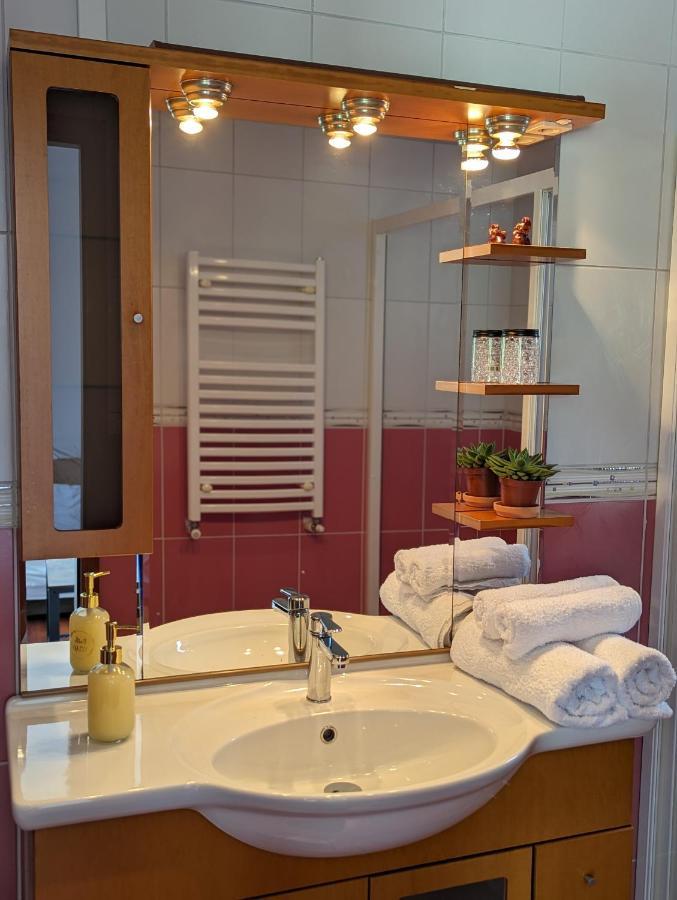 Horizon View Villa - Lakefront Terrace Suite Bukares Bagian luar foto