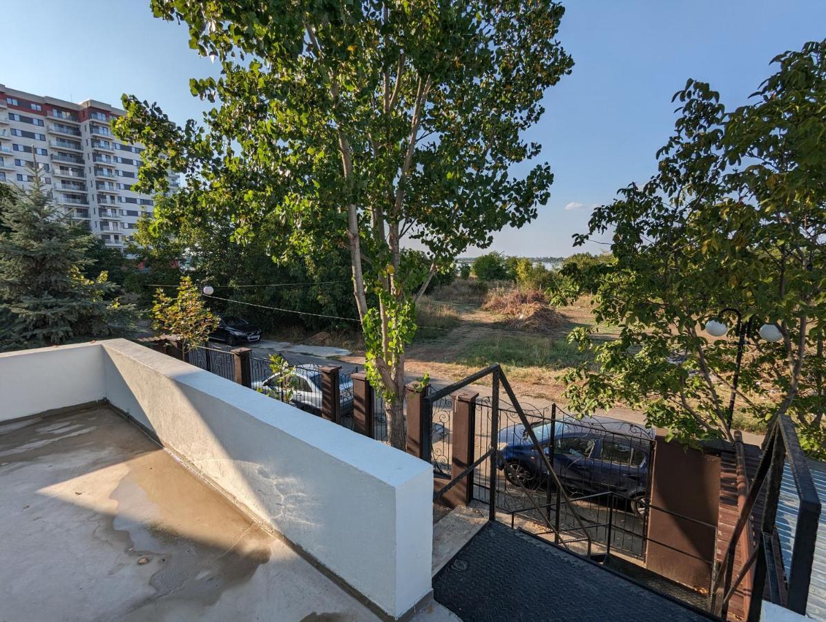 Horizon View Villa - Lakefront Terrace Suite Bukares Bagian luar foto