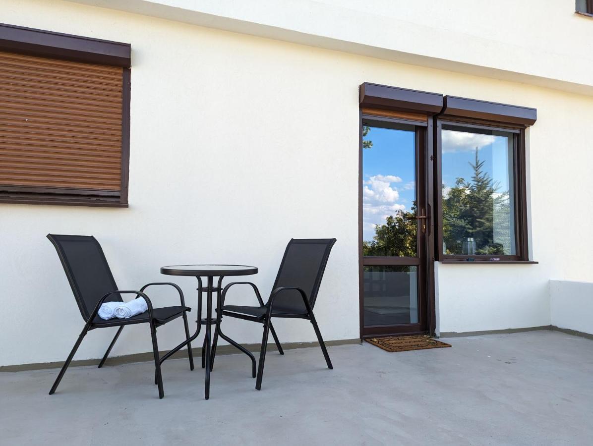 Horizon View Villa - Lakefront Terrace Suite Bukares Bagian luar foto